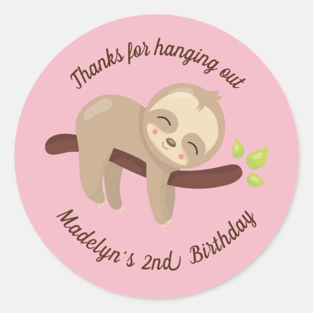 Niedliche Kawaii Baby Sloth in Tree am Rosa Geburt Runder Aufkleber (Vorderseite)