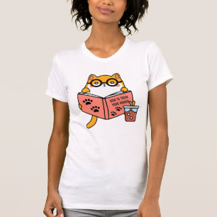 Niedliche Kawaii-Katze liest ein Buch T-Shirt