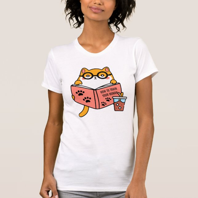 Niedliche Kawaii-Katze liest ein Buch T-Shirt (Vorderseite)