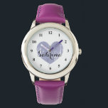 Niedliche Kinderuhr mit lila Herz und Mädchennamen Armbanduhr<br><div class="desc">Niedliche Kinderuhr mit mädchenhaftem lila Herzens und Kinder. Personalisierbare Armbanduhren für Jungen und Mädchen. Niedliche personalisierte Geburtstagsgeschenkidee für Kinder oder Enkel wie Enkelin. Eleganter Skripttext.</div>