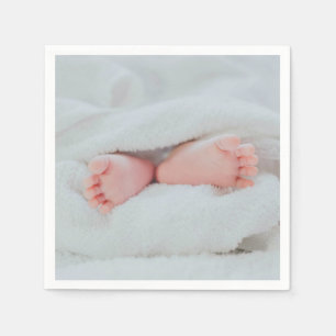 Niedliche Kinderzehen und Futtermittel Serviette