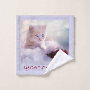 Niedliche Kittenruhe auf einer Weihnachtsmannmütze Badhandtuch Set