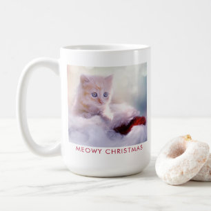 Niedliche Kittenruhe auf einer Weihnachtsmannmütze Kaffeetasse