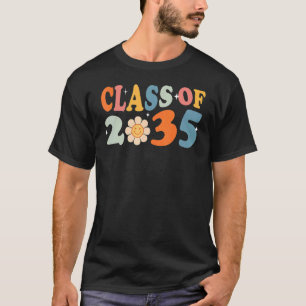 Niedliche Klasse des Kindergartens 2035 wächst mit T-Shirt