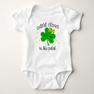 Niedliche Klee am Patch St. Patricks Day Baby Strampler