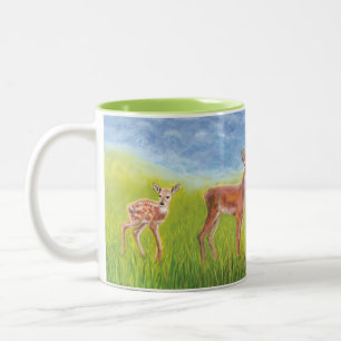 Niedliche kleine Fauna wächst bis zur Illustration Zweifarbige Tasse