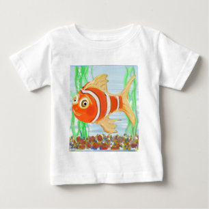 Niedliche kleine Fischerbäder in einem Pool Baby T-shirt
