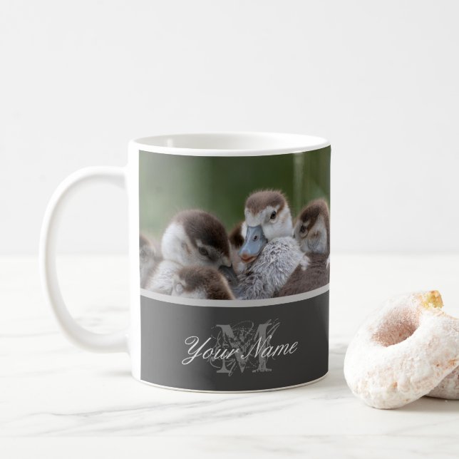 Niedliche kleine Goslings, die als Familie zusamme Kaffeetasse (Mit Donut)