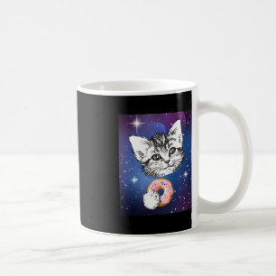 Niedliche kleine Katze, die im Weltraum einen Donu Kaffeetasse