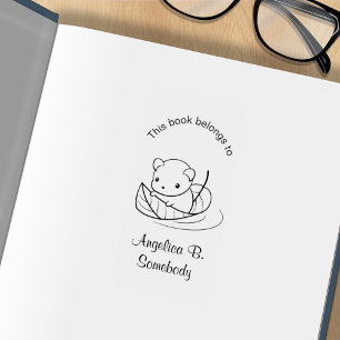 Niedliche kleine Maus schweben auf einem leaf-Buch Gummistempel
