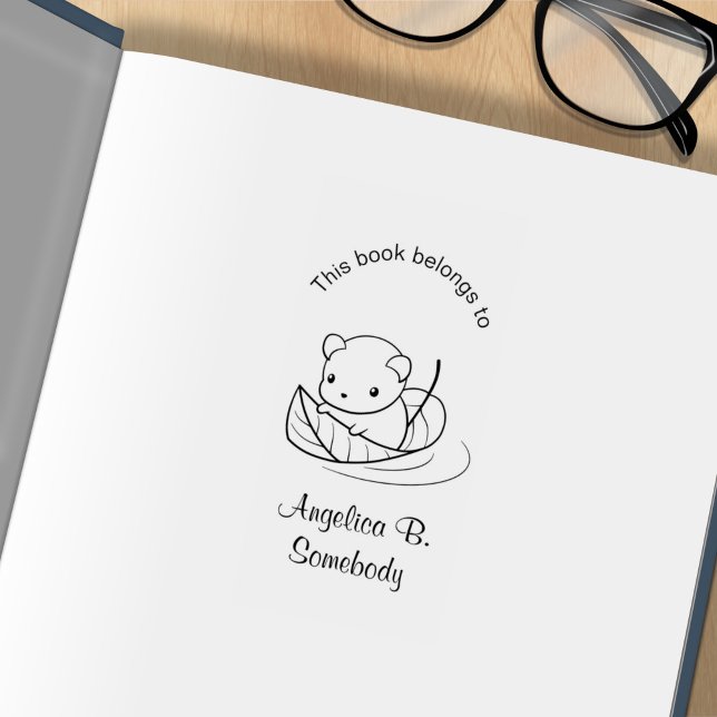 Niedliche kleine Maus schweben auf einem leaf-Buch Gummistempel (Von Creator hochgeladen)