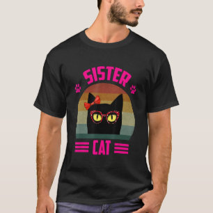 Niedliche kleine Schwanzkatze mit roten Leopardenb T-Shirt