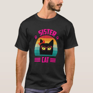 Niedliche kleine Schwesterkatze mit roter Leoparde T-Shirt