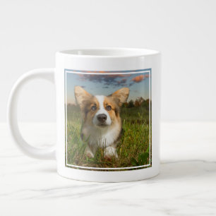 Niedliche Kleintiere Corgi in Cloudy Yard Jumbo-Tasse
