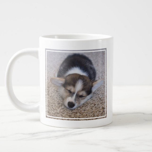 Niedliche Kleintiere | Corgi Puppy auf Shag Rug Jumbo-Tasse (Links)