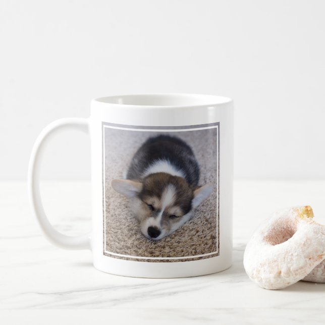 Niedliche Kleintiere | Corgi Puppy auf Shag Rug Kaffeetasse (Mit Donut)