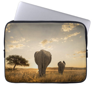 Niedliche Kleintiere   Elephant Calf & Mother Laptopschutzhülle