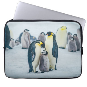 Niedliche Kleintiere   Fütternd Baby Pinguin Laptopschutzhülle