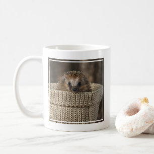 Niedliche Kleintiere   Igel in einem Korb Kaffeetasse