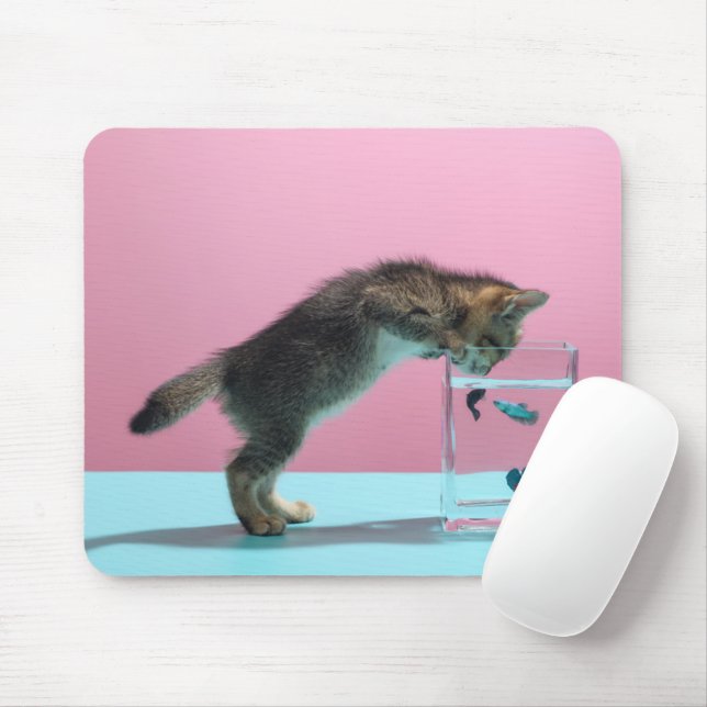 Niedliche Kleintiere | Kätzchen Blick auf Fischsch Mousepad (Mit Mouse)