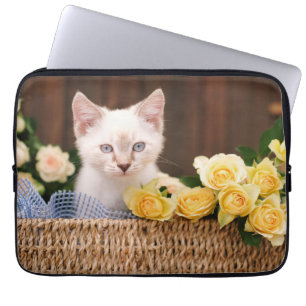 Niedliche Kleintiere Kätzchen und Gelbe Rosen Laptopschutzhülle