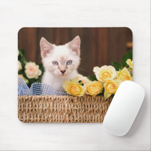 Niedliche Kleintiere Kätzchen und Gelbe Rosen Mousepad
