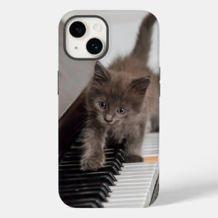 Niedliche Kleintiere   Kitten auf Piano Case-Mate iPhone 14 Hülle