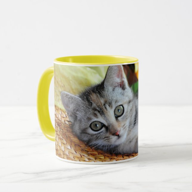Niedliche Kleintiere | Kitten Lounges Tasse (Vorderseite Links)