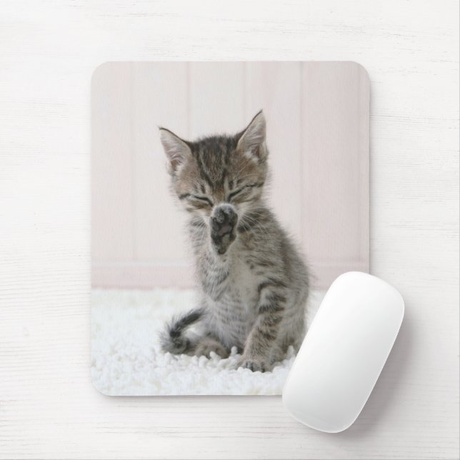 Niedliche Kleintiere | Licking Tabby Kitten Mousepad (Mit Mouse)