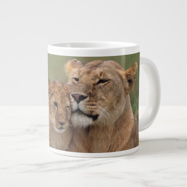 Niedliche Kleintiere | Lion Cub & Mother Jumbo-Tasse (Vorderseite Rechts)
