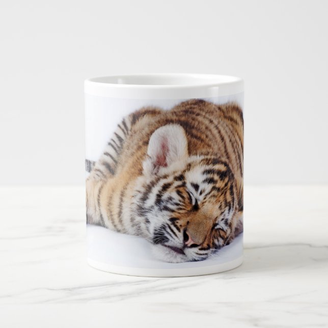 Niedliche Kleintiere | Sleepy Baby Tiger Cub Jumbo-Tasse (Vorderseite)