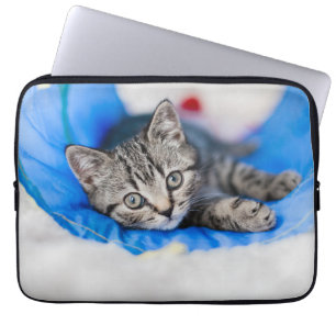 Niedliche Kleintiere Tabby Kitten im Spieltunnel Laptopschutzhülle