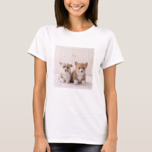 Niedliche Kleintiere   Zwei Baby Corgis sitzen T-Shirt