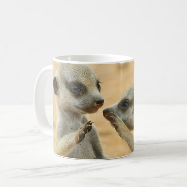 Niedliche Kleintiere | Zwei junge Meerkats Kaffeetasse (Vorderseite Links)
