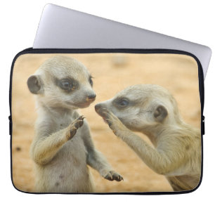 Niedliche Kleintiere   Zwei junge Meerkats Laptopschutzhülle