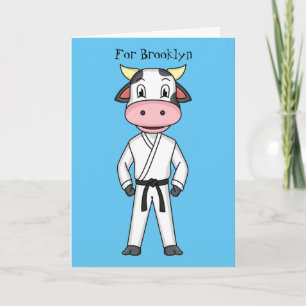 Niedliche Kuh in Kung Fu Anzug Cartoon Karte