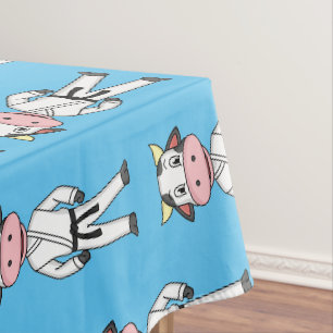 Niedliche Kuh in Kung Fu Anzug Cartoon Tischdecke