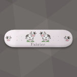 Niedliche Kuh Rosa Skateboard<br><div class="desc">Ein lustiges rosa Skateboard mit niedlichen Kühen auf Gras und einem anpassbaren Vornamen. Ein tolles Geschenk für einen Skateboarder, der Kawaii Tiere und Rosa Liebe!</div>