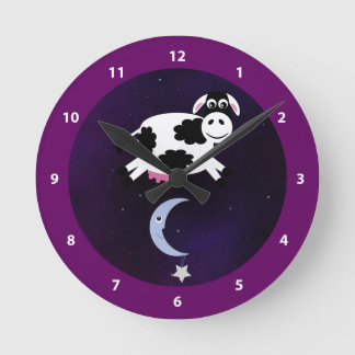 Niedliche Kuh sprang über den Mond Runde Wanduhr