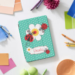 Niedliche Ladybugs-Mädchen nennen Red Aqua iPad Pro Cover<br><div class="desc">Ideal zum Schutz des Gerätes Ihres Kindes. Fügen Sie dem Cover den Mädchennamen Ihrer Wahl hinzu. Derzeit liest Ursula. Dieses original rote Ladybug Fliegen und Ladybug Crawling mit einem Daisy Type Blume Gehäuse wurde exklusiv von Sarah Trett für www.mylttleeden.com auf Zazzle entworfen.</div>