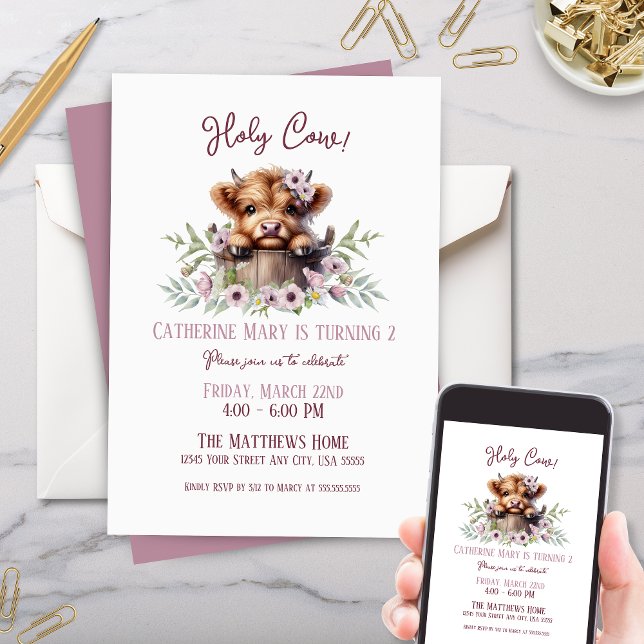 Niedliche Landtiere Hochland Kuh Rosa Mädchen Gebu Einladung (Cute pink purple highland cow in farm animal wooden pail with floral greenery for kids birthday)