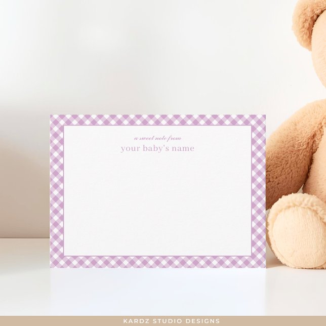 Niedliche Lavender Gingham Baby Kinderzimmer Note  Mitteilungskarte (Baby note card shown in 3.5 x 2.5 inches. Add the baby name and choose the paper and corner style.)