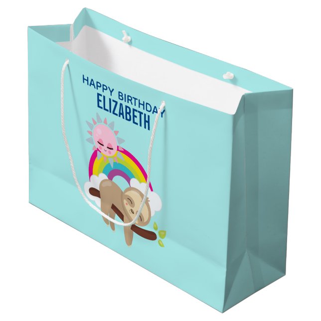Niedliche Lazy Sloth mit Sun & Rainbow Birthday Große Geschenktüte (Vorderseite Schrägansicht)