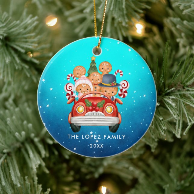 Niedliche Lebkuchenfamilie von 5 in Red Car Keramik Ornament (Baum)