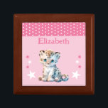 Niedliche Leoparden tragen den Namen Pink Keepake Erinnerungskiste<br><div class="desc">Halten Sie die Geschenkboxen für Kinder. Personalisieren mit einem Namen. Mit einem niedlichen Leopard,  Polka Punkte und Sternen in den Farben Rosa und Weiß.</div>