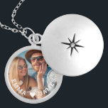 Niedliche Liebe Herz Foto Paare Personalisierte Na Medaillon<br><div class="desc">Niedliche Liebe Heart Foto Paare Personalisiert Names Necklace bietet Ihr Lieblings-Foto mit einem Liebe Herz und personalisiert mit Ihren Namen in modernen weißen Skripten. Personalisieren Sie diese, indem Sie den Text in dem dafür vorgesehenen Textfeld bearbeiten und ein eigenes Bild hinzufügen. Perfekte Geschenke für Paare, Freundinnen, Ehefrau, Liebste und mehr...</div>