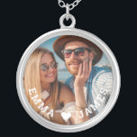 Niedliche Liebe Herz Foto Paare Personalisierte Na Versilberte Kette<br><div class="desc">Niedliche Liebe Heart Foto Paare Personalisiert Names Necklace bietet Ihr Lieblings-Foto mit einem Liebe Herz und personalisiert mit Ihren Namen in modernen weißen Skripten. Personalisieren Sie diese, indem Sie den Text in dem dafür vorgesehenen Textfeld bearbeiten und ein eigenes Bild hinzufügen. Perfekte Geschenke für Paare, Freundinnen, Ehefrau, Liebste und mehr...</div>