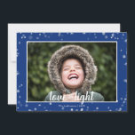 Niedliche Liebe & Light Hanukkah Holiday Foto Card Feiertagskarte<br><div class="desc">Die stilvolle und niedliche Hanukkah Holiday Foto Card ist perfekt für alle Ihre Freunde und Familie in dieser Feriensaison. Passen Sie den Text mit Ihrem Familiennamen und dem Jahr an und tauschen Sie das Bild gegen ein Foto Ihrer Kinder,  Haustiere oder der ganzen Familie aus.</div>