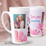 Niedliche Liebe Sie Oma Pink Blume 2 Fotos Milchtasse<br><div class="desc">Niedliche Liebe Sie Oma Pink Blume 2 Fotos Latte Tasse. Rosa Blume auf einem rot-rosa Hintergrund und 2 Fotos. Erstellen Sie einen personalisierten Schlamm für eine Großmutter zum Muttertag,  Geburtstag oder Weihnachten und fügen Sie Ihre Fotos hinzu.</div>