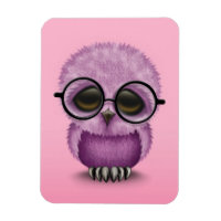 Niedliche Lila Babyschale mit Brille auf Rosa